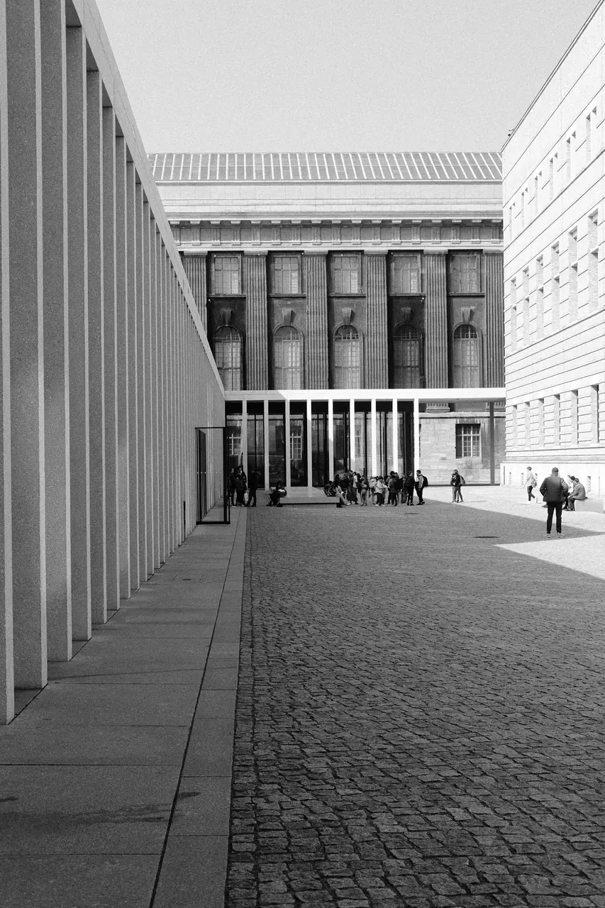 En stenlagd gång vid Neues Museum på Museumsön.