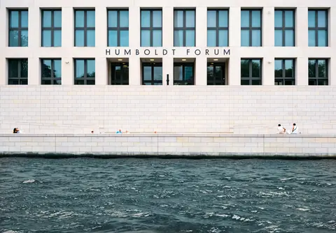 Humboldt Forums moderna fasad mot vattnet.