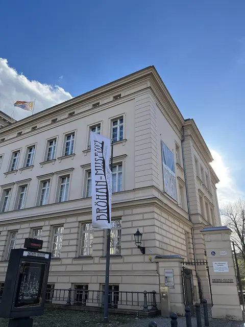 Bröhan-Museums entré och fasad i Charlottenburg.