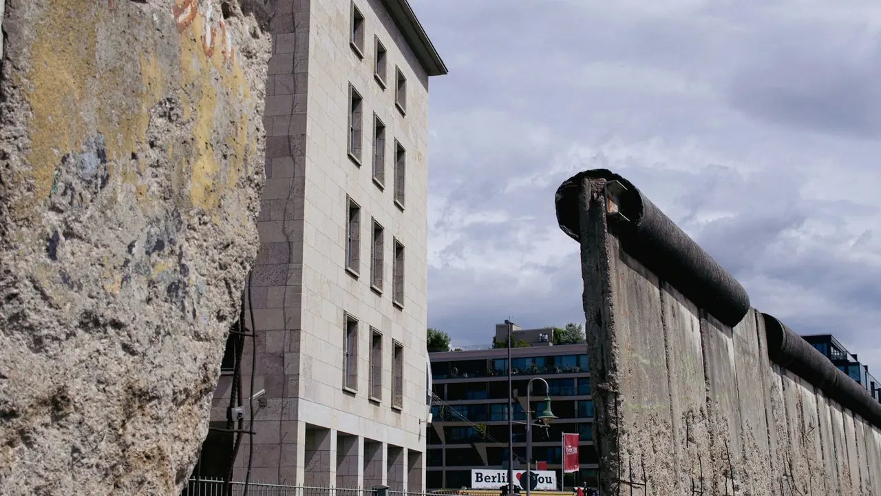 En bevarad del av Berlinmuren vid Topographie des Terrors.
