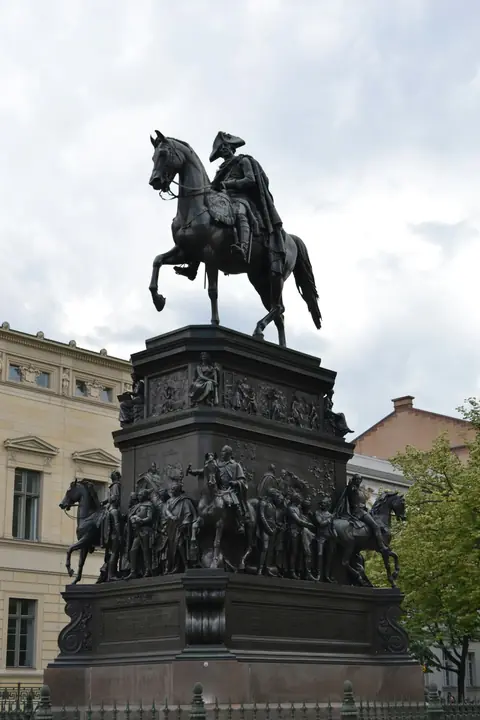 Fredrik den stores ryttarstaty vid Unter den Linden.