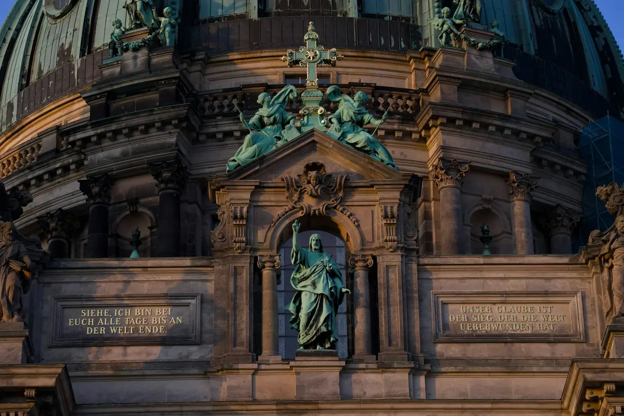 Statyer och kupol på Berliner Dom i dagens Berlin.