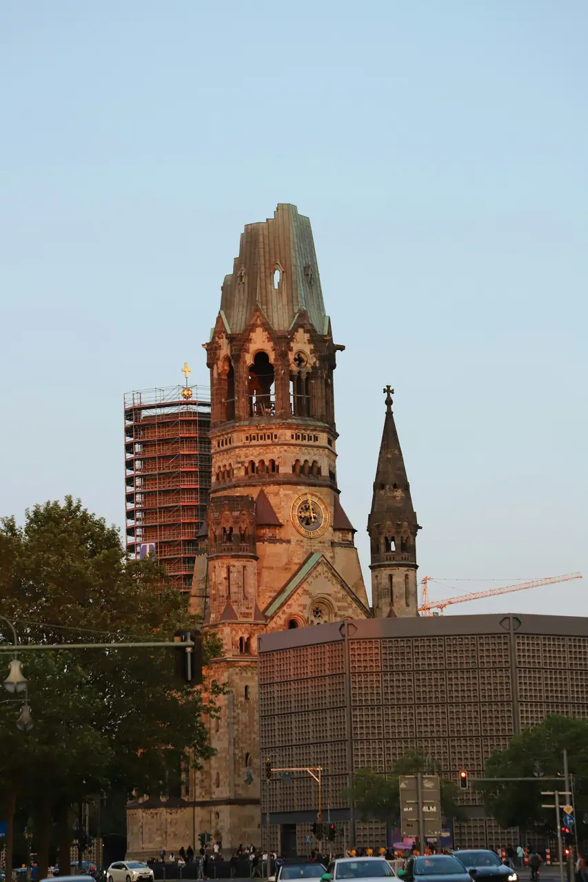 Kaiser-Wilhelm-Gedächtniskirche bland moderna byggnader i Berlin.