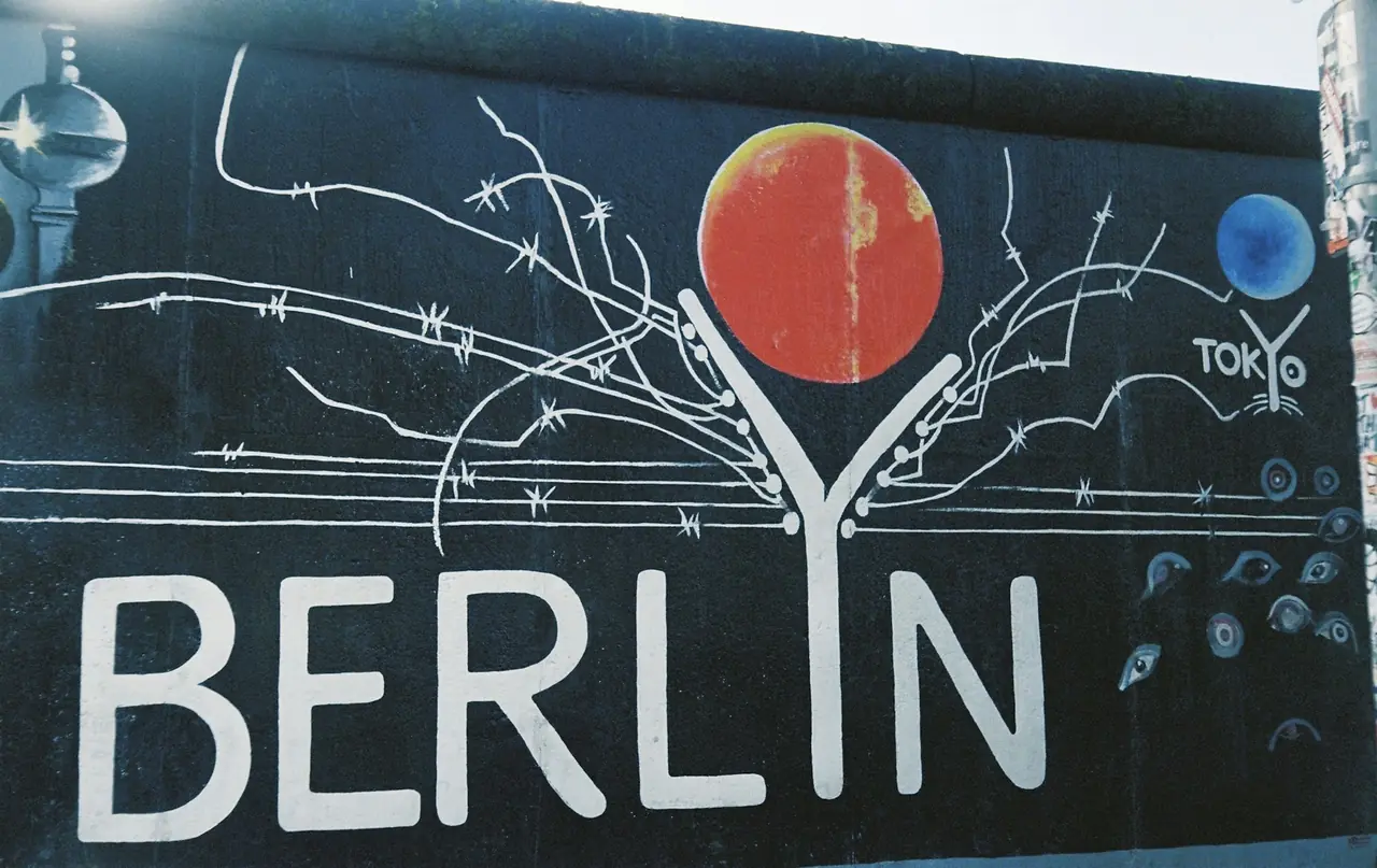 Graffiti på Berlinmuren, fotograferad på analog film.
