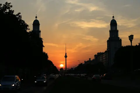 Kvällsvy från Frankfurter Tor längs Karl-Marx-Allee mot tv-tornet.