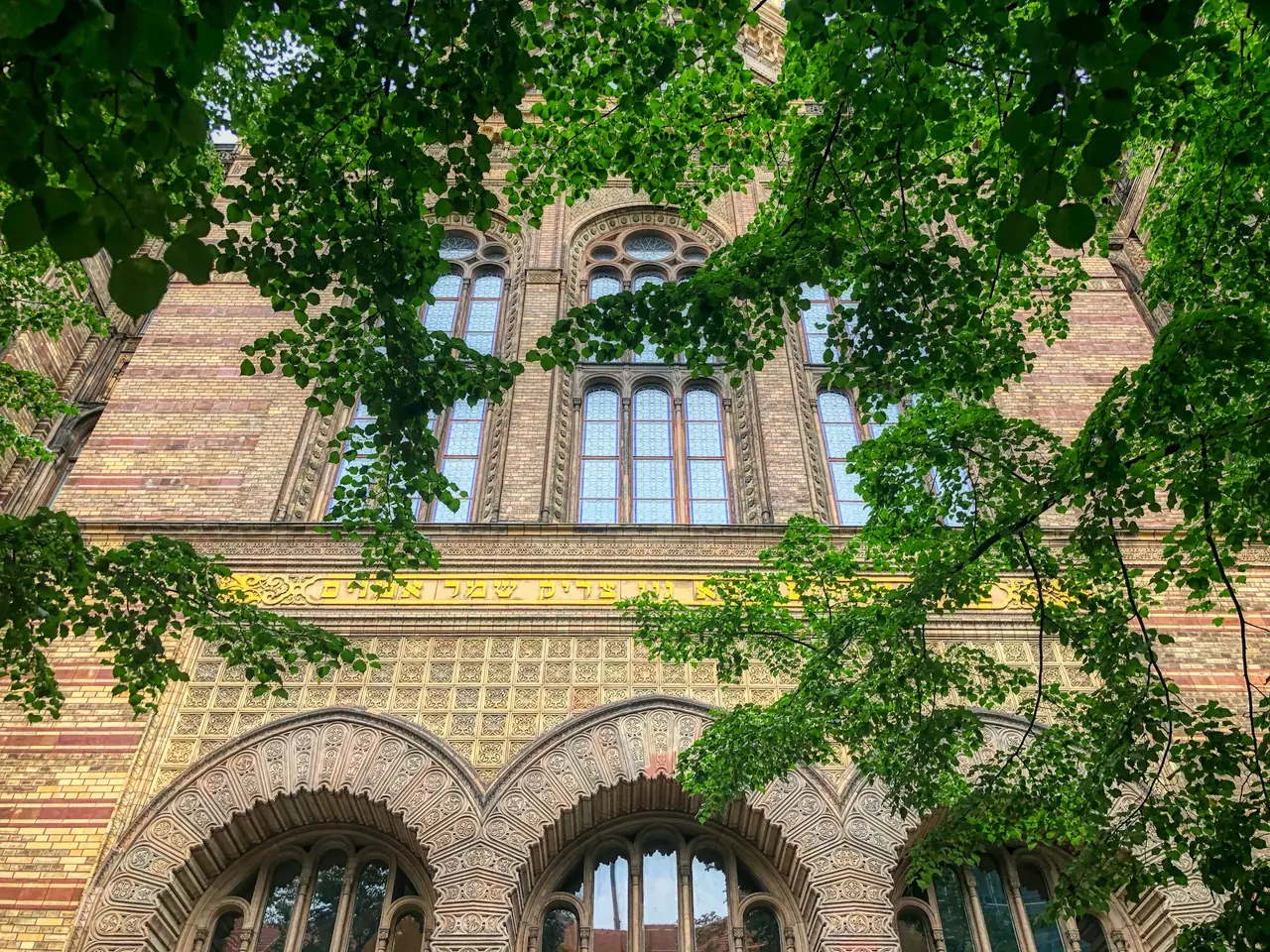 Neue Synagoge i Berlin, sedd underifrån.