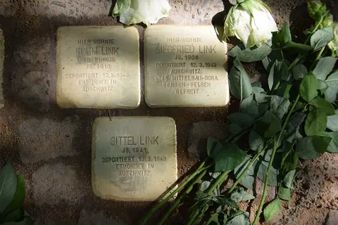 Stolpersteine för Edith, Gittel och Siegfried Link i Berlin-Weißensee.