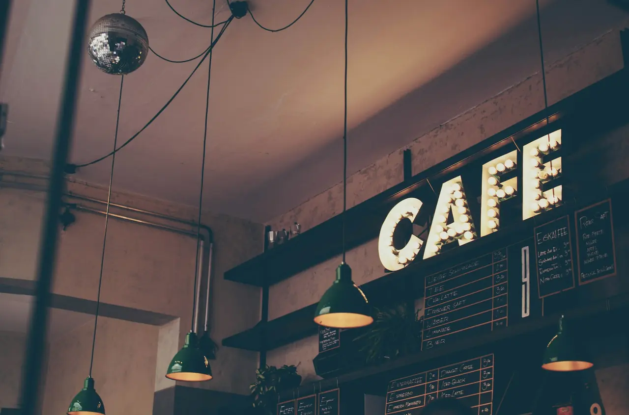 Kafé och skyltar inne i Markthalle Neun