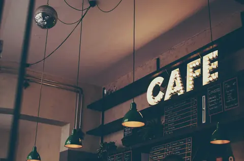 Kafé och skyltar inne i Markthalle Neun