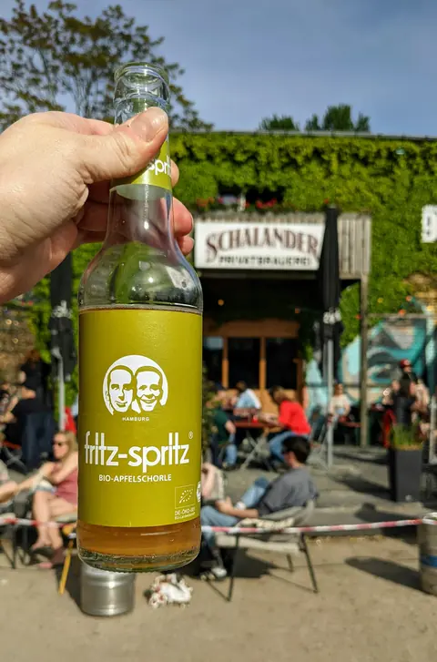 Dryck utomhus vid Privatbrauerei Schalander i Berlin