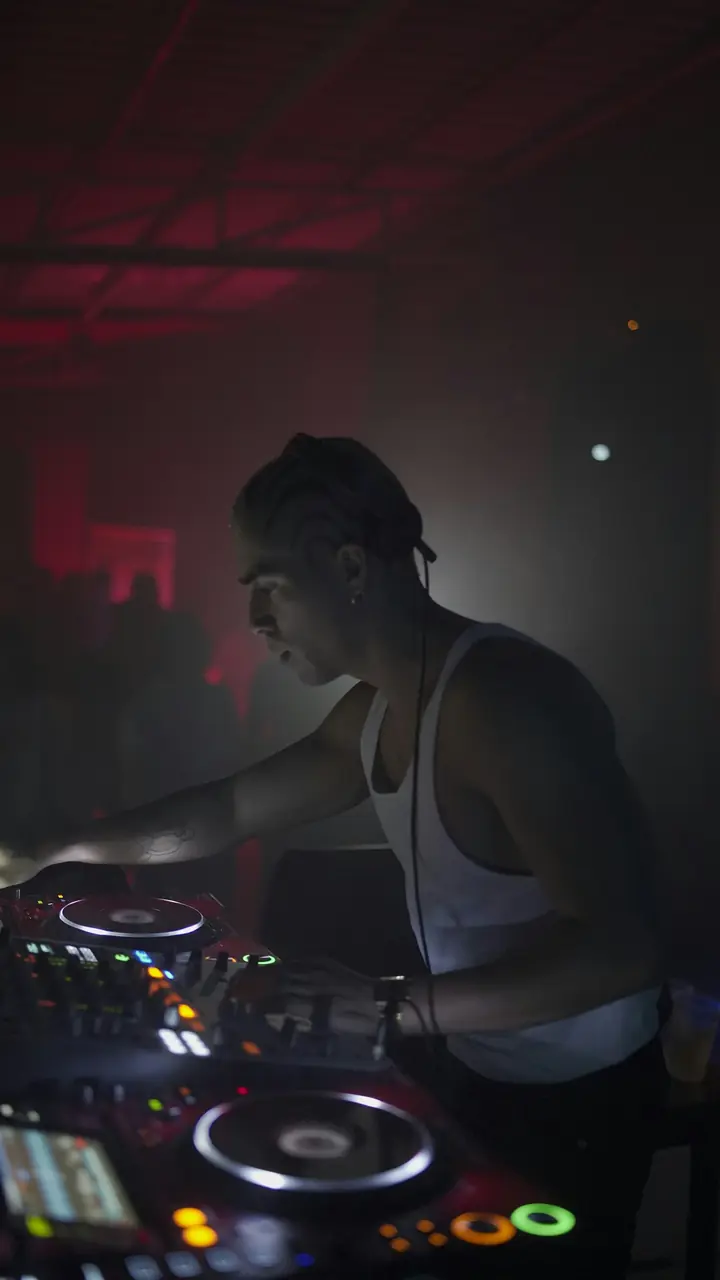 DJ i röd klubbelysning