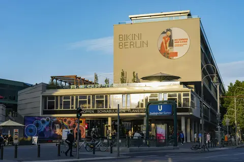 Gångtrafikanter vid Bikini Berlin