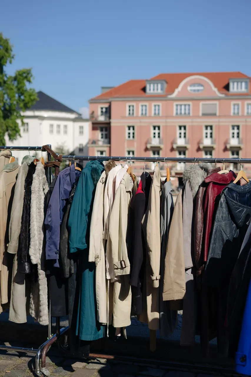Begagnade kappor på en loppmarknad i Berlin