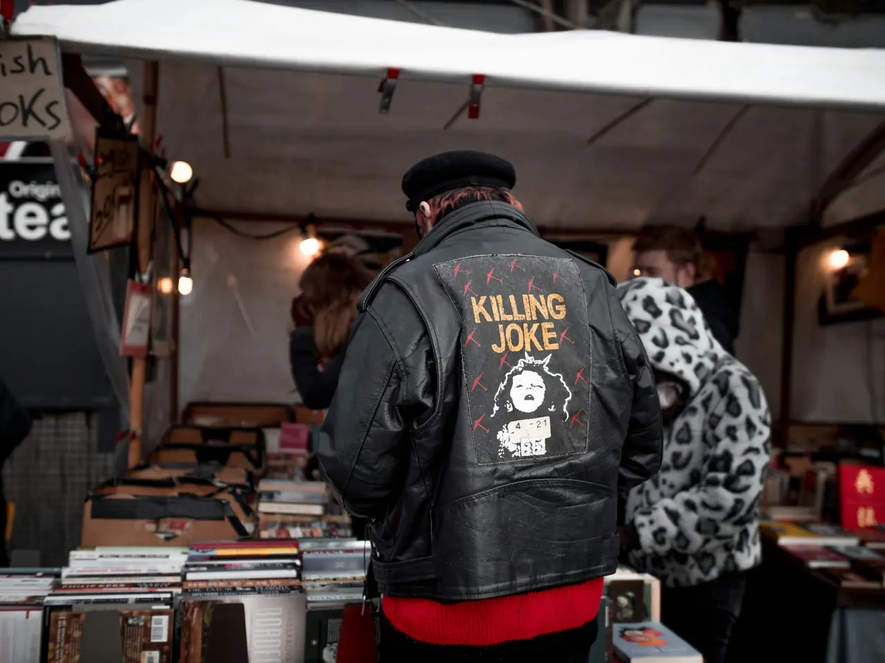 Besökare bläddrar bland vinylskivor på en marknad i Berlin