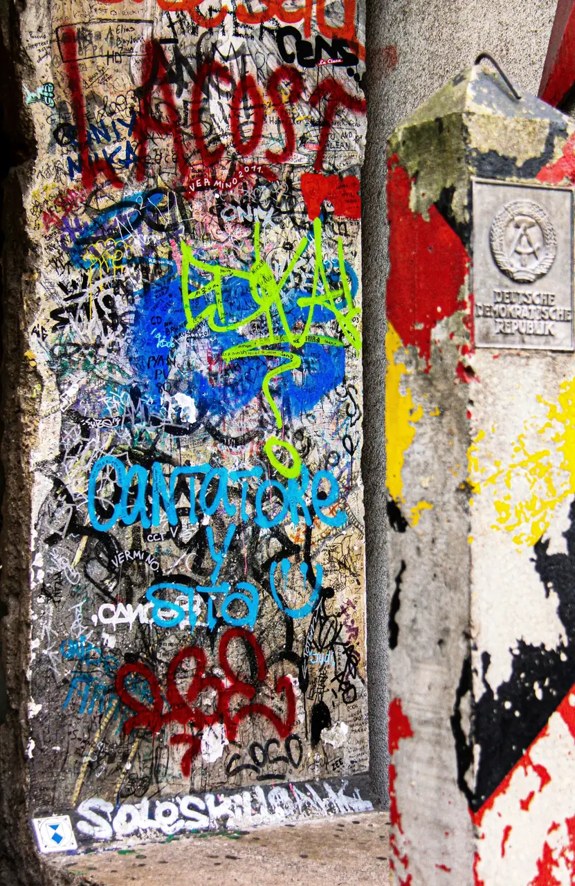 Målad bit av Berlinmuren nära Checkpoint Charlie