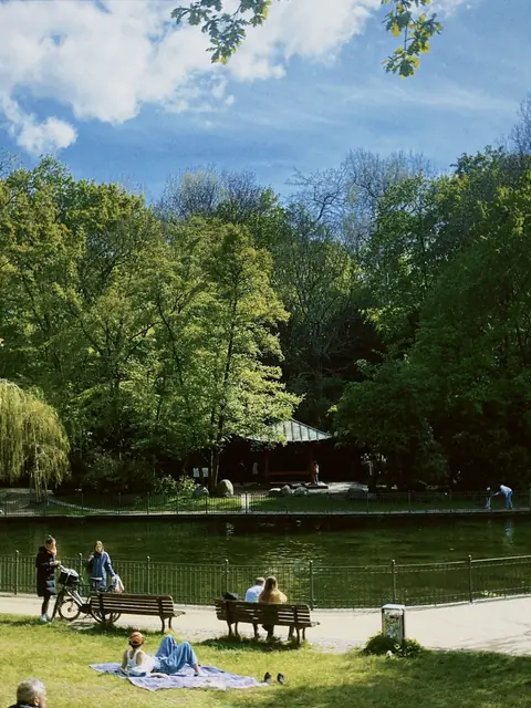 Vårdag i Volkspark Friedrichshain i Berlin