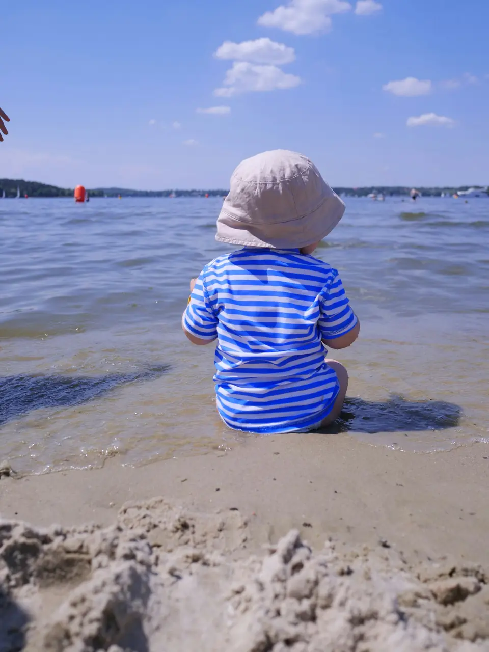 Barn på sandstranden vid Wannsee i Berlin