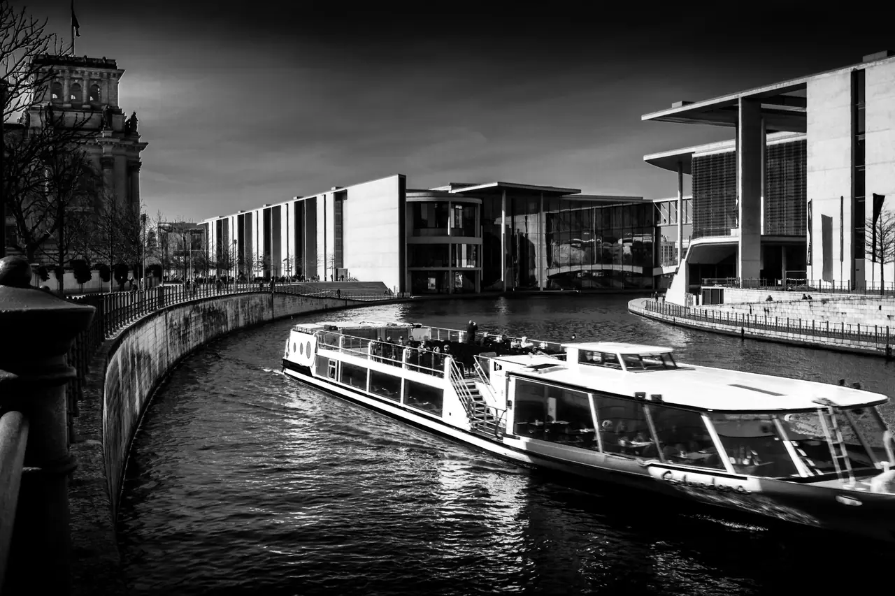Båt på Spree vid riksdagshuset i Berlin