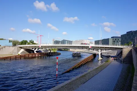 Båt under en gångbro över Spree i Berlin