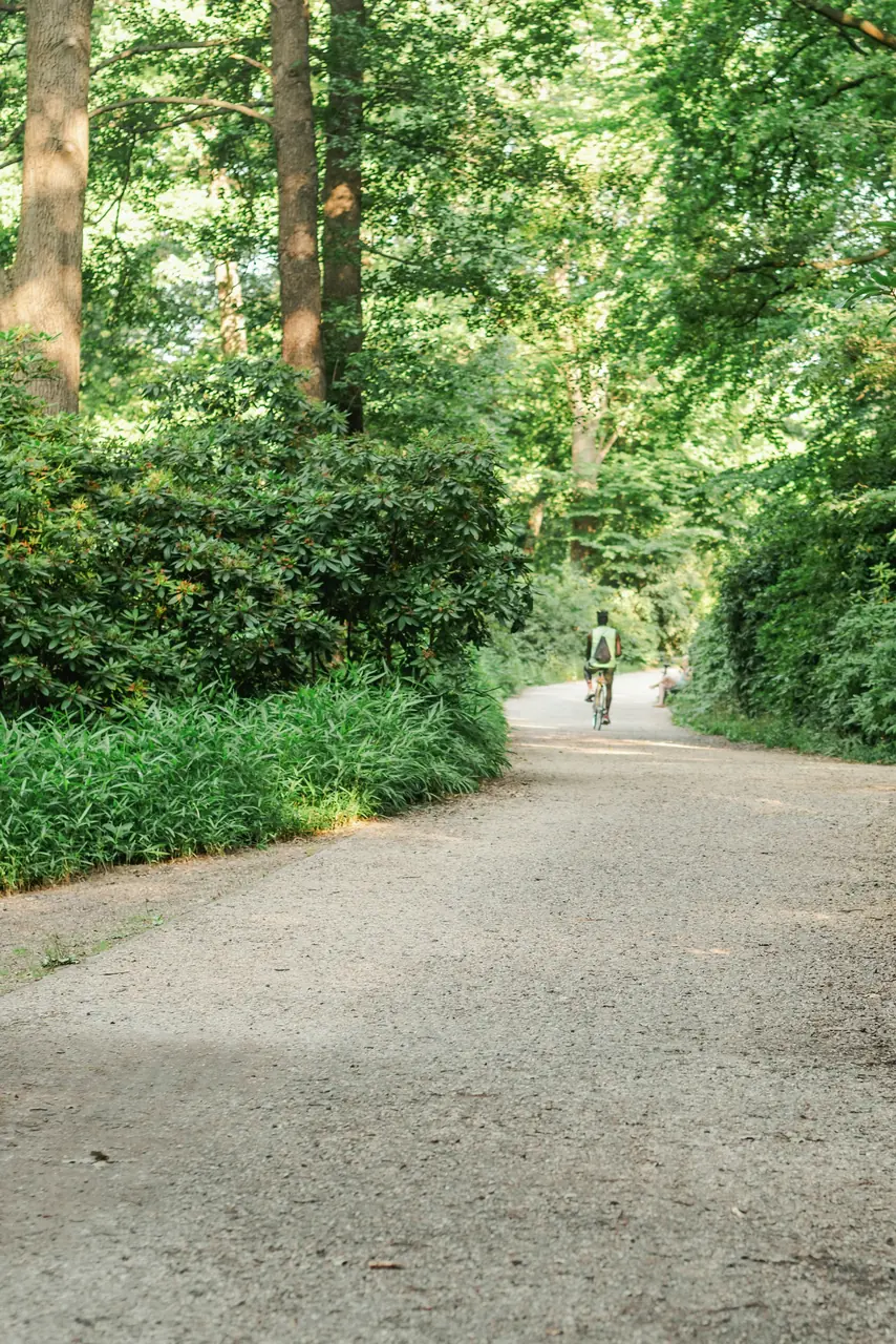 Cyklist på en grusväg i Berlin