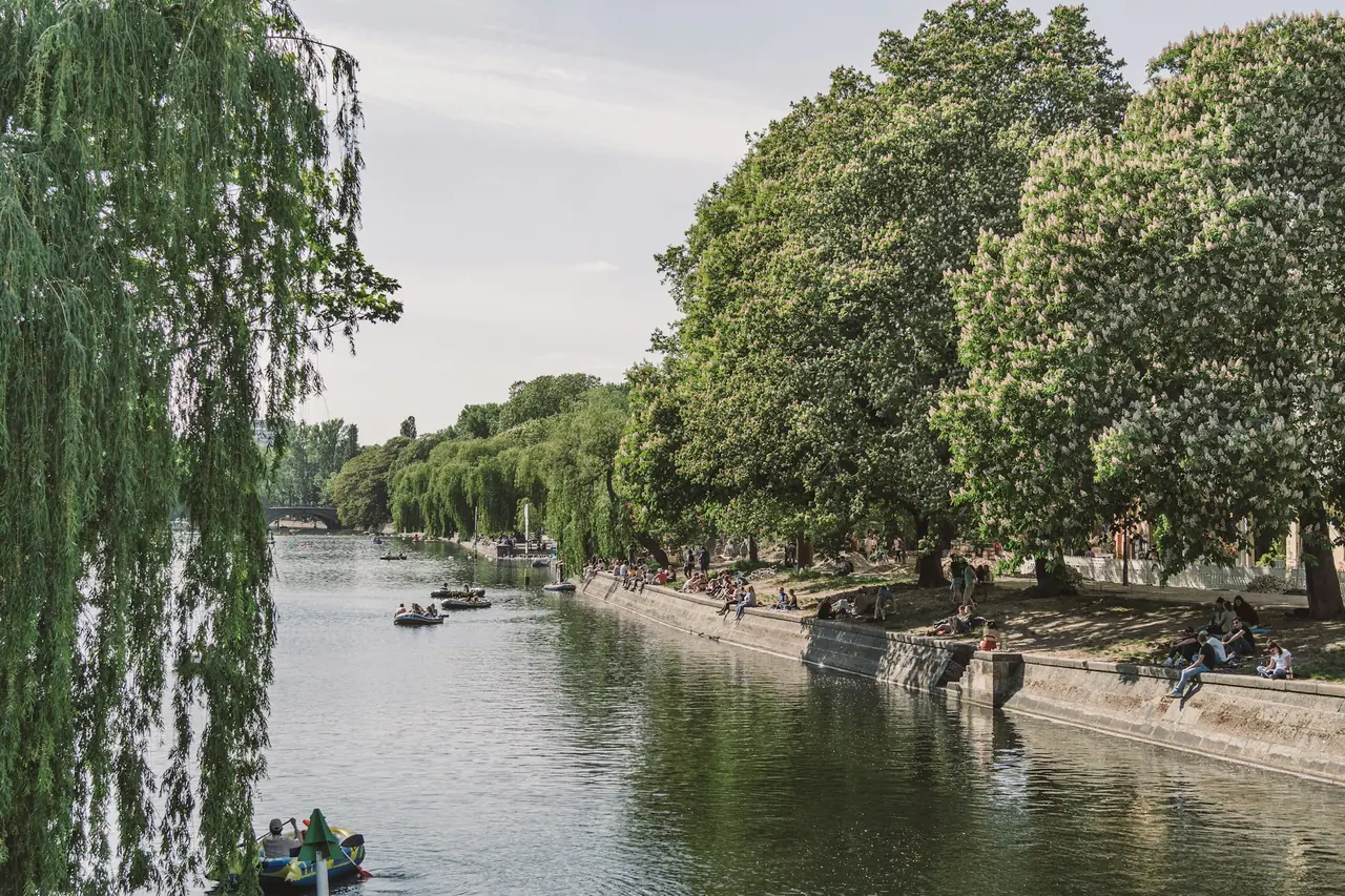 Båtliv på Landwehrkanal i Berlin