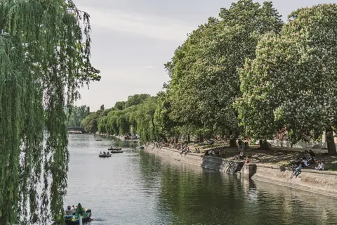 Båtliv på Landwehrkanal i Berlin