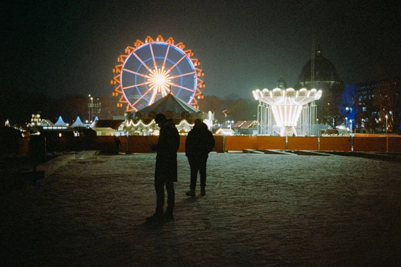 Julmarknad med pariserhjul i Berlin