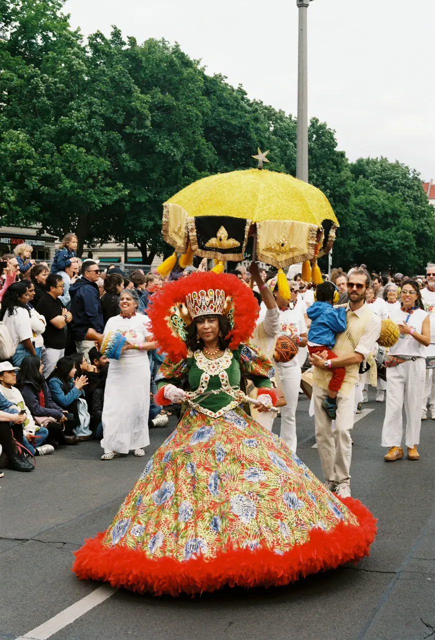 Dansare under Karneval der Kulturen 2025 i Berlin