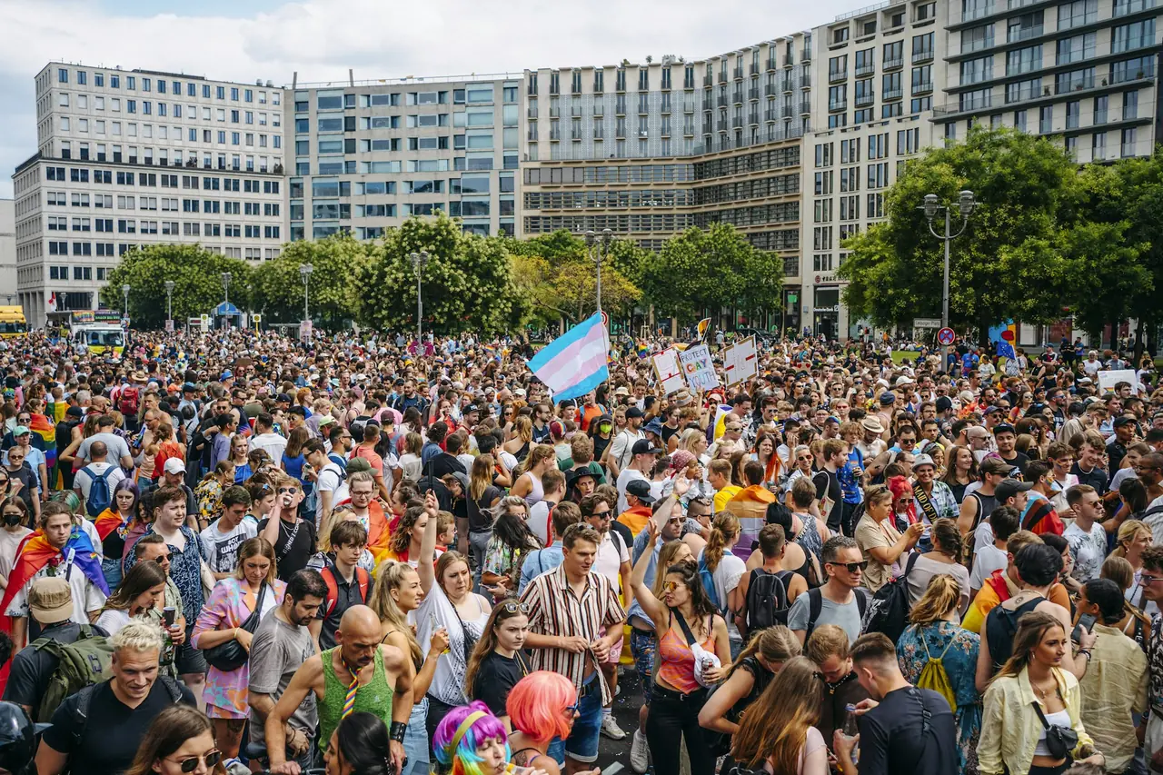 Folkmassa under Berlin Pride 2022