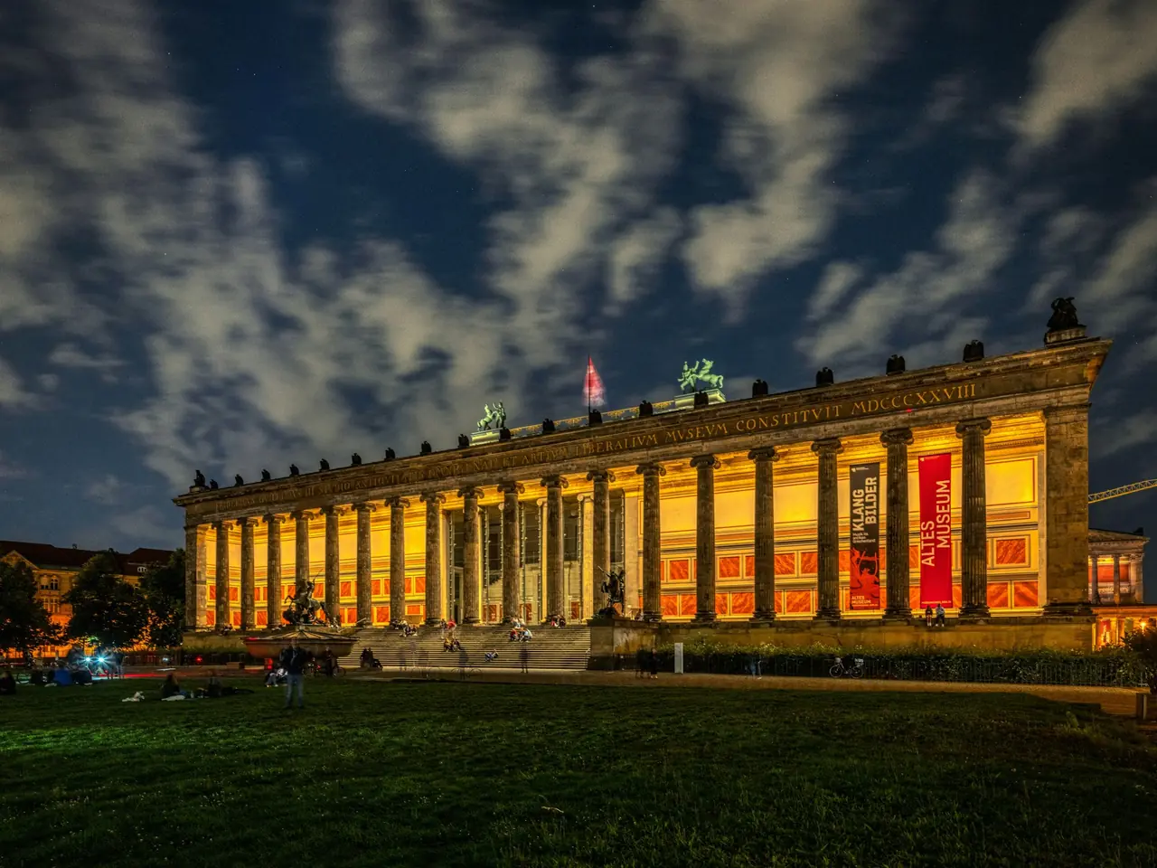 Altes Museum vid Lustgarten på Museumsön i kvällsljus