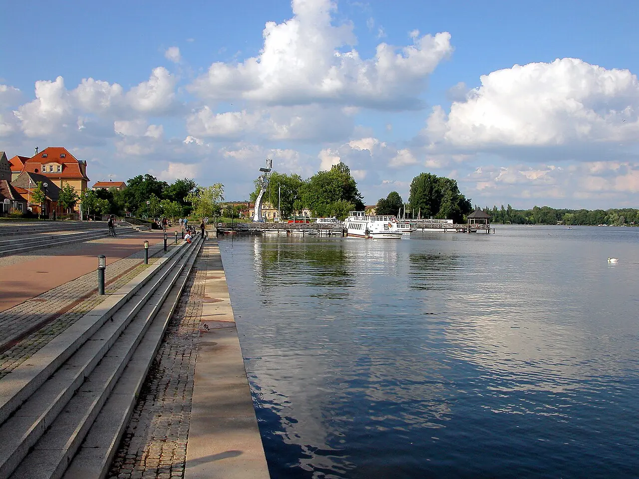 Strandpromenaden och skulpturen Parzival am See i Neuruppin