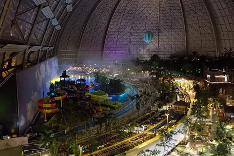 Interiör i badanläggningen Tropical Islands