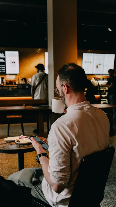 Kafégäst med telefon i Berlin