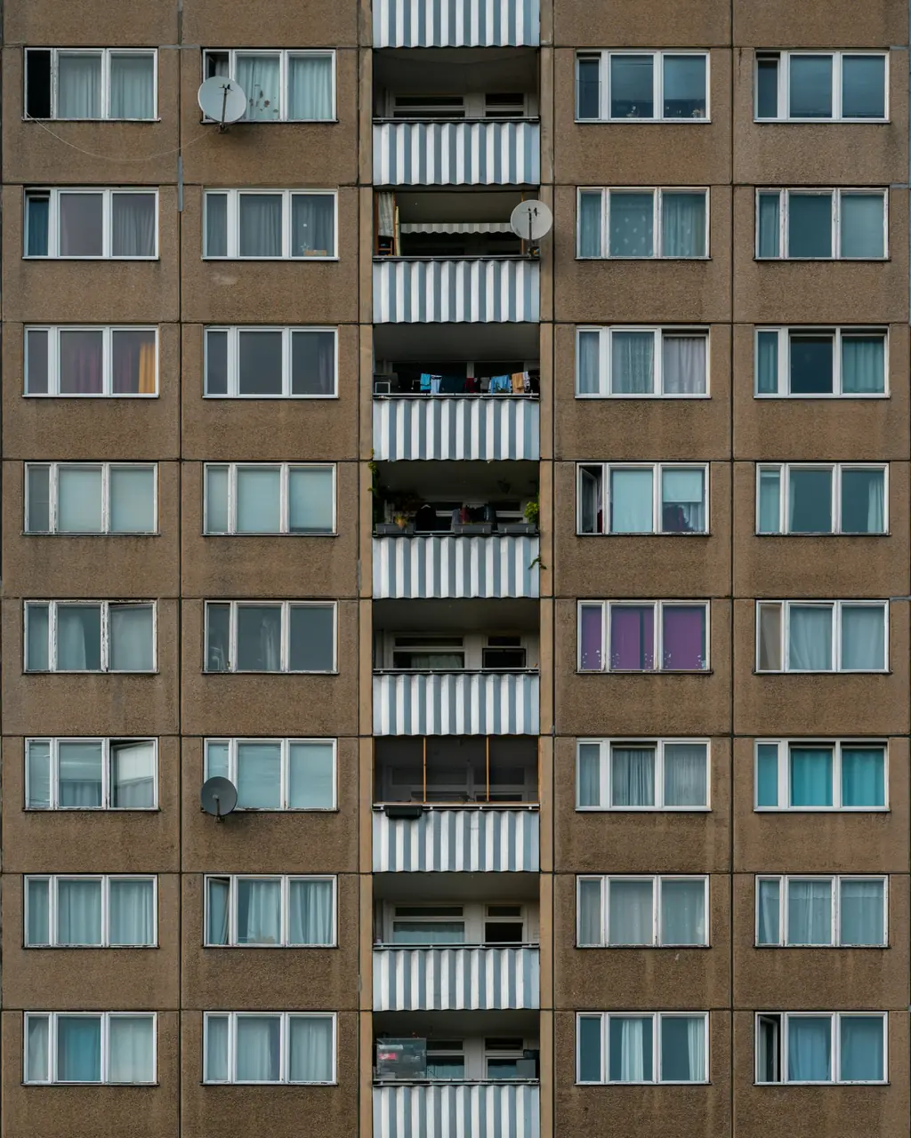 Bostadsfasad med balkonger i Berlin