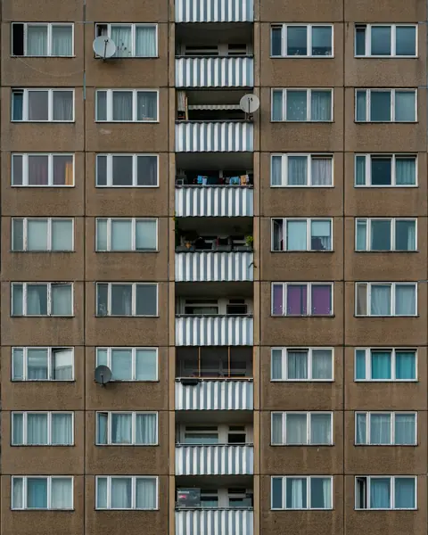 Bostadsfasad med balkonger i Berlin