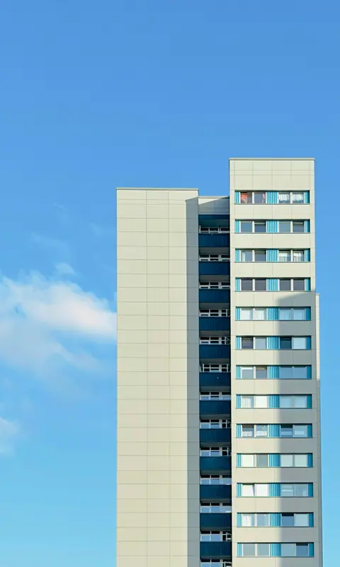 Blåvitt bostadshus i Berlin