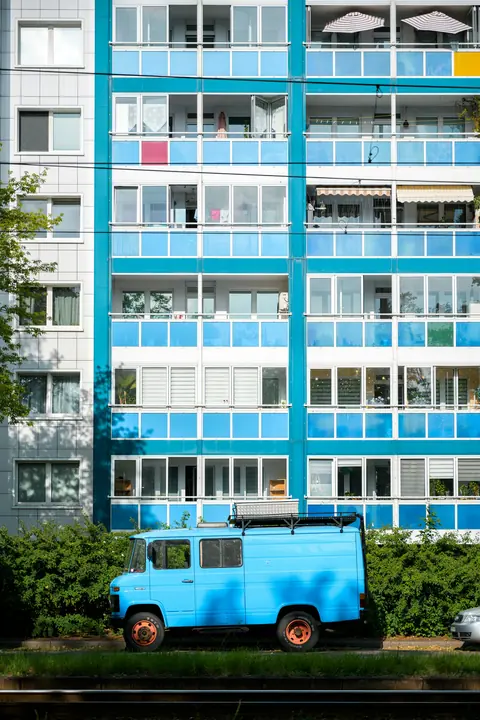 Blå skåpbil framför bostadshus i Berlin