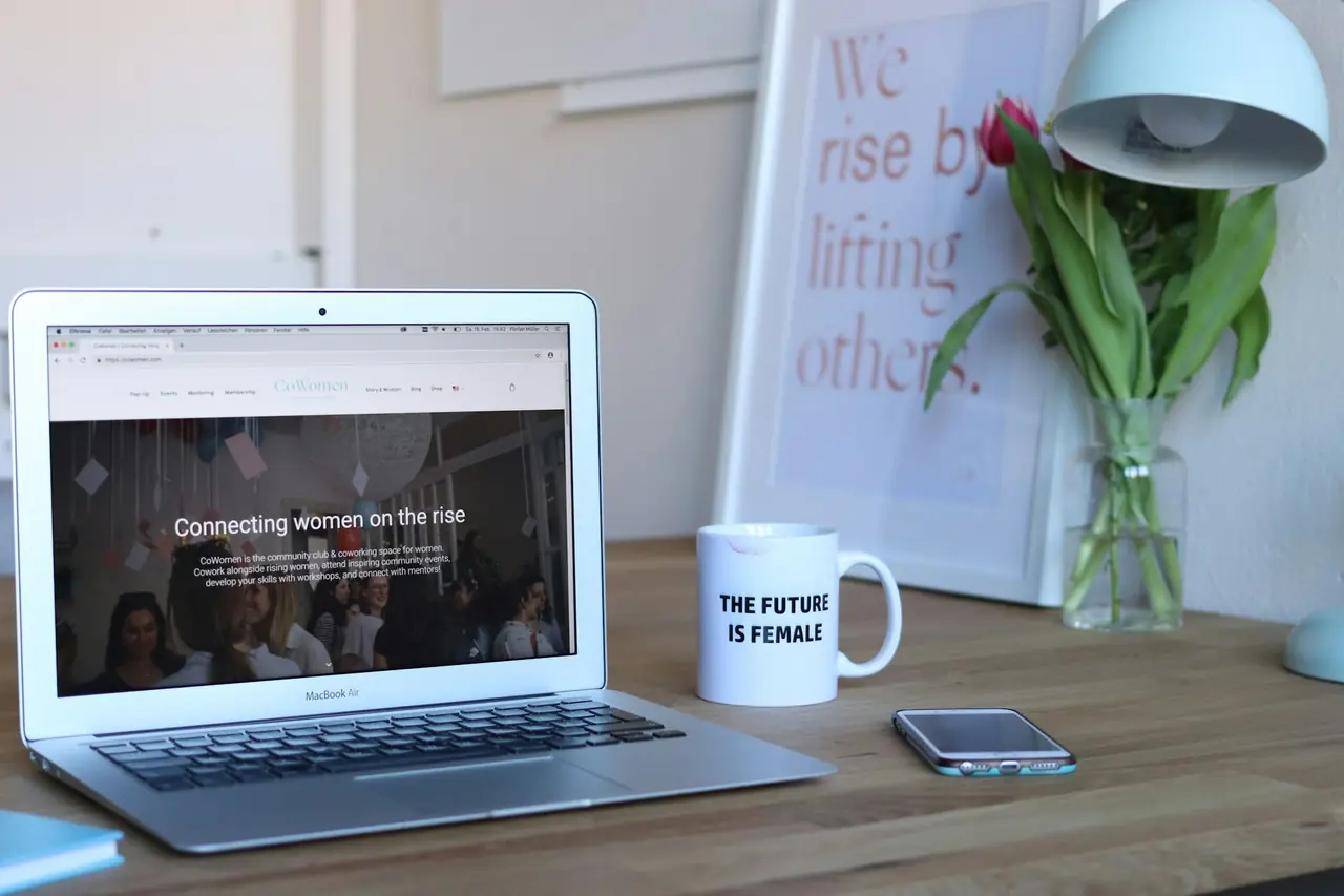 Arbetsplats med dator på CoWomen i Berlin