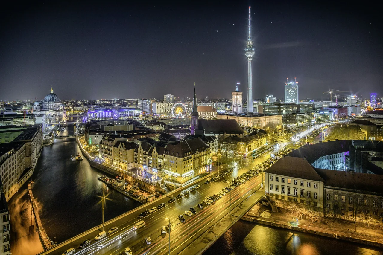 Ljusspår från trafiken genom Berlin på kvällen