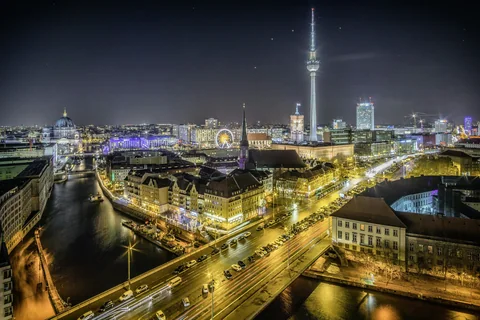 Ljusspår från trafiken genom Berlin på kvällen