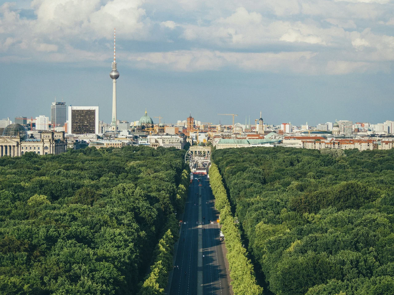 Utsikt över Berlins hustak under blå himmel