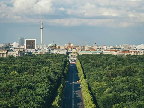 Utsikt över Berlins hustak under blå himmel