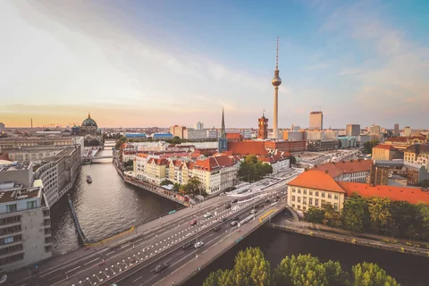 Berlins stadssiluett och byggnader vid Spree
