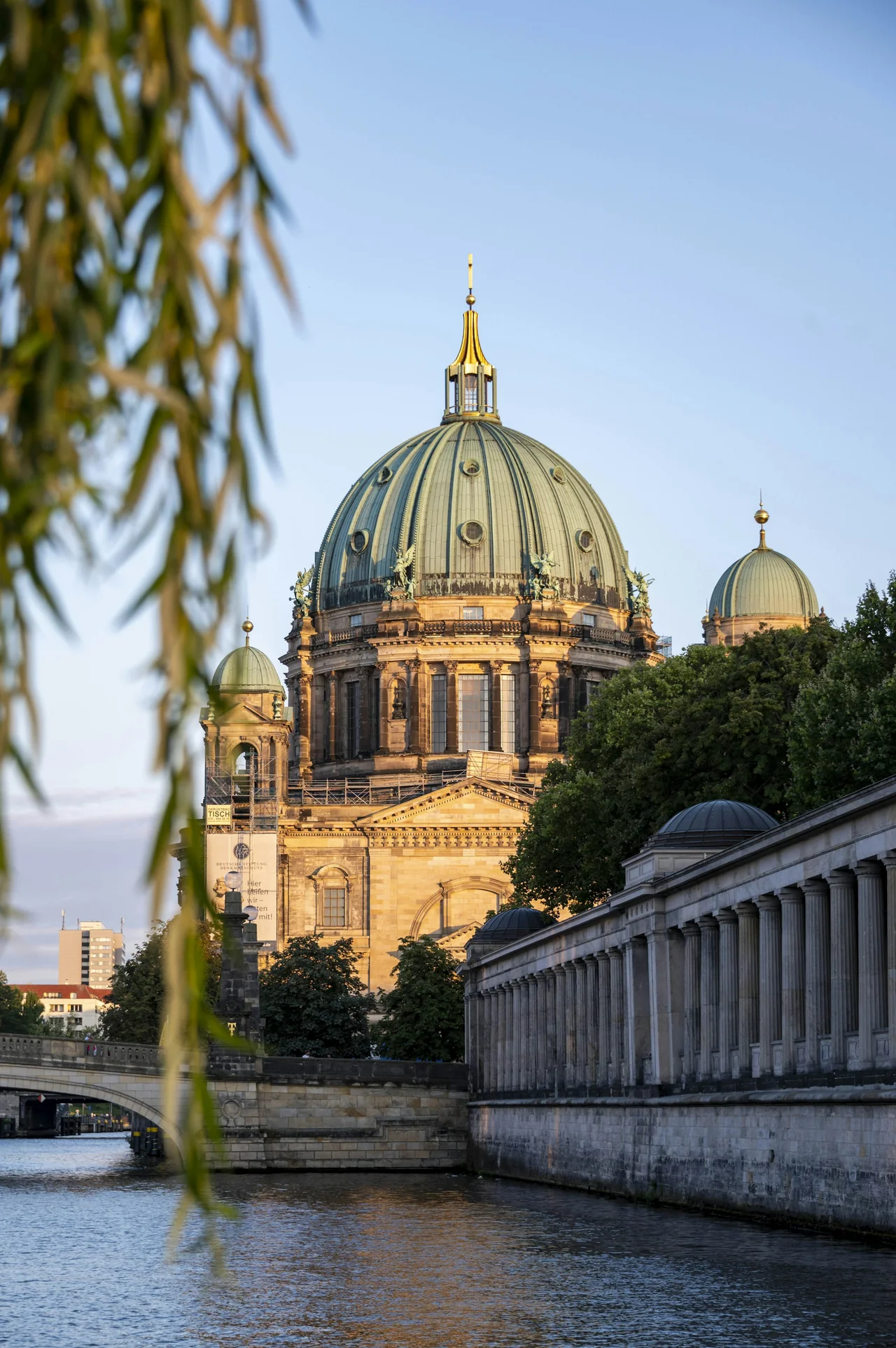 Berliner Dom sedd från Spree en solig dag