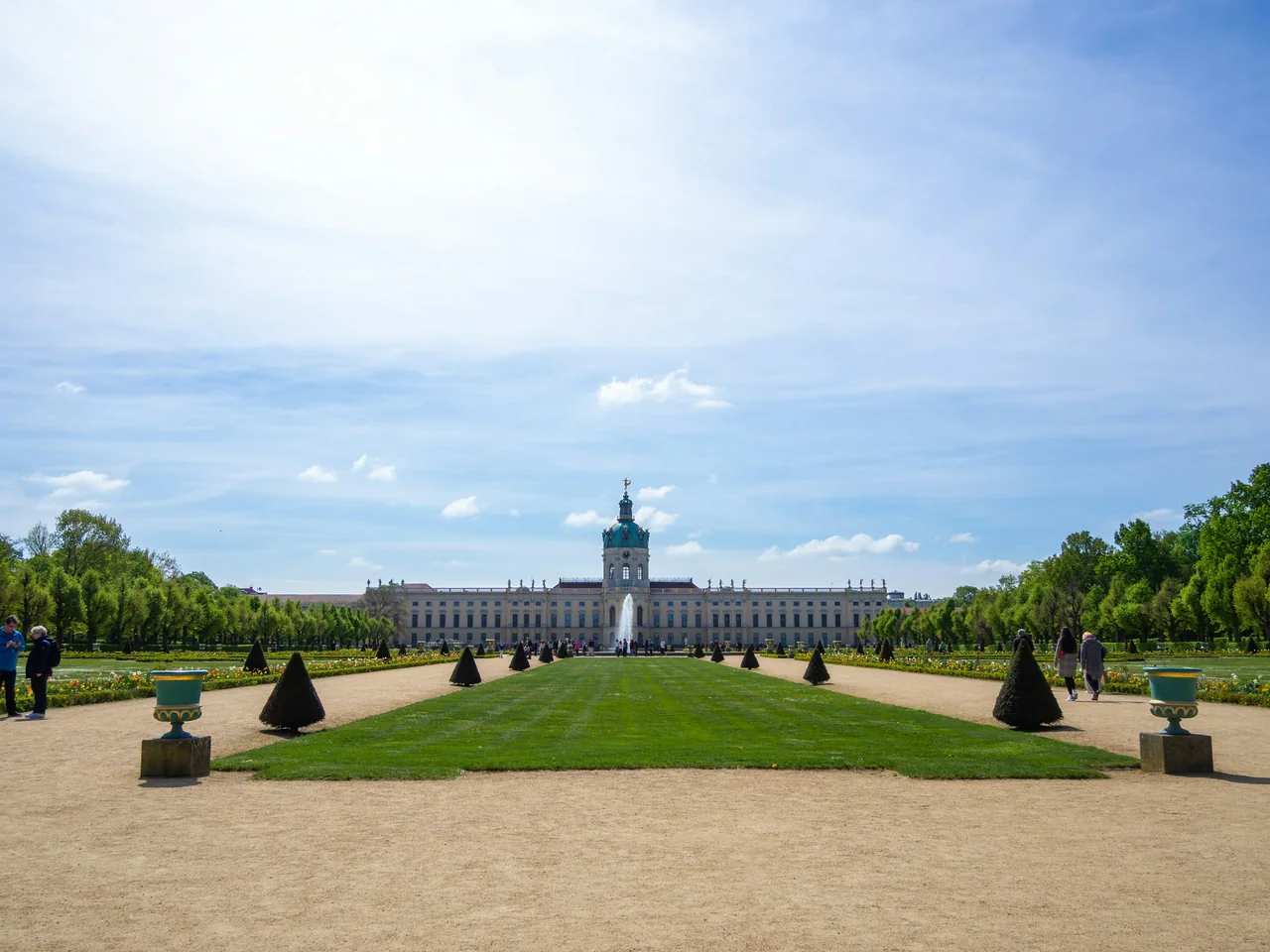 Schloss Charlottenburg med trädgården framför slottet