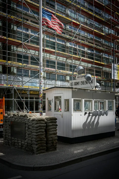 Vaktkuren och en amerikansk flagga vid Checkpoint Charlie, arkivbild