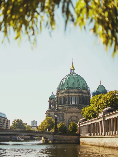 Berliner Dom sedd underifrån i dagsljus