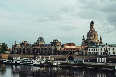 Dresdens stadssiluett speglar sig i Elbe