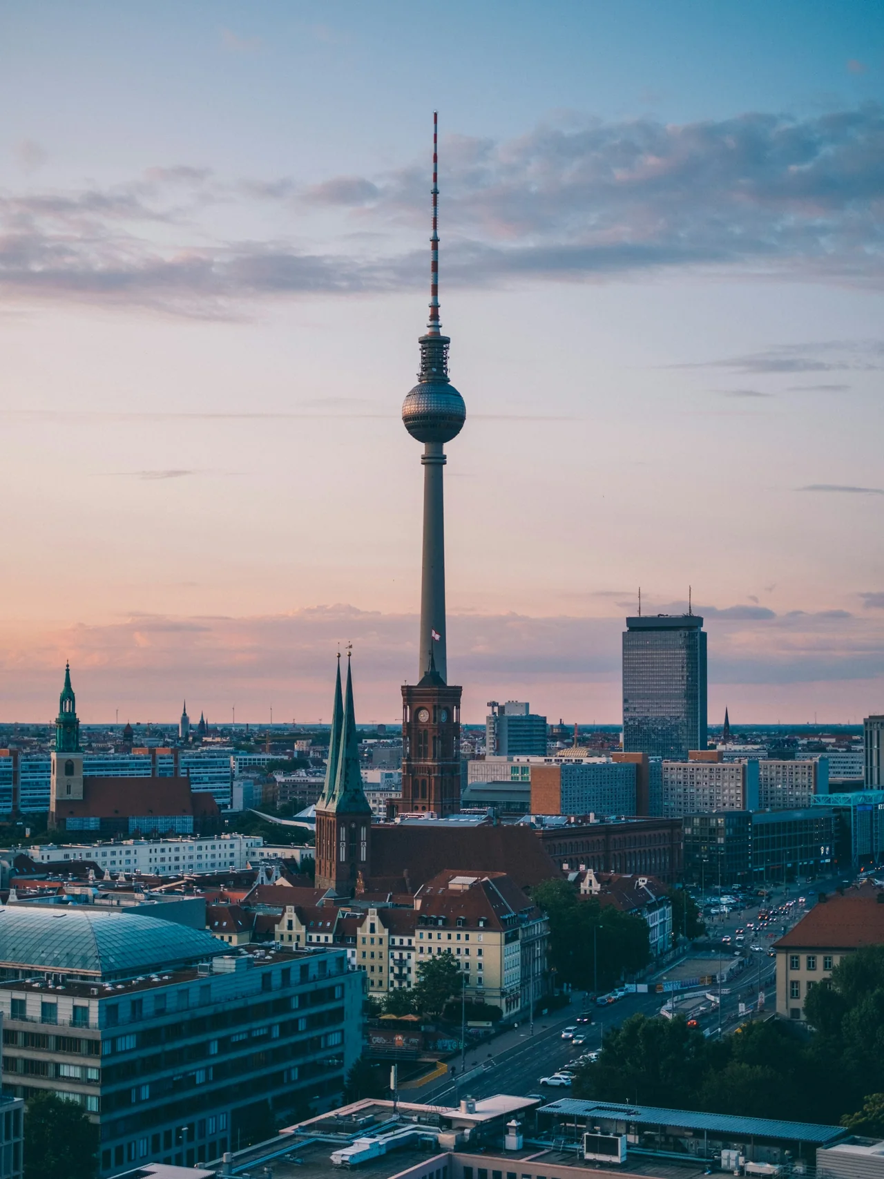 Fernsehturm över byggnaderna i centrala Berlin