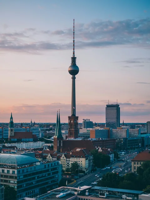 Fernsehturm över byggnaderna i centrala Berlin